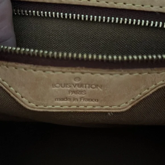 Louis Vuitton - Picture 2 of 4